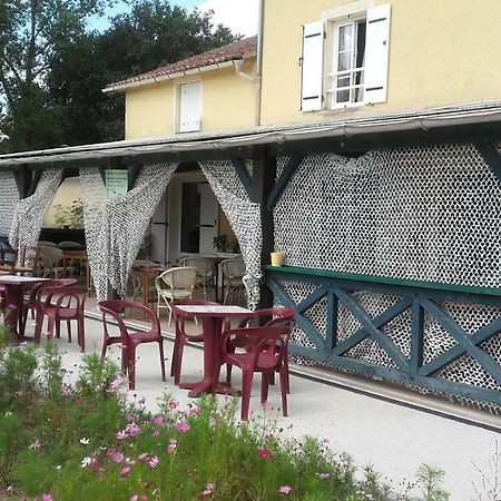 Auberge La Marchadaine Montrollet Exteriér fotografie