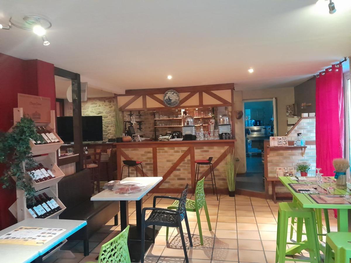 Auberge La Marchadaine Montrollet Exteriér fotografie